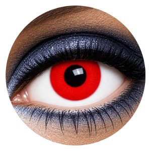 Lentilla de fantasía roja para Halloween puesta en un ojo con maquillaje oscuro